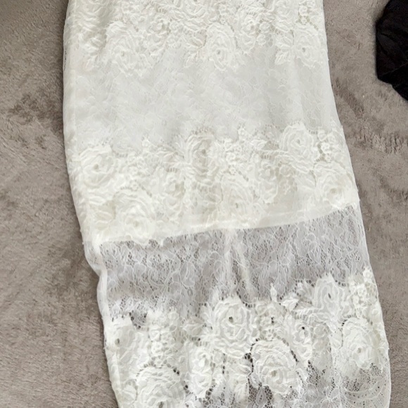 Bebe white with flowery 🌼 design pencil skirt - Picture 2 of 7